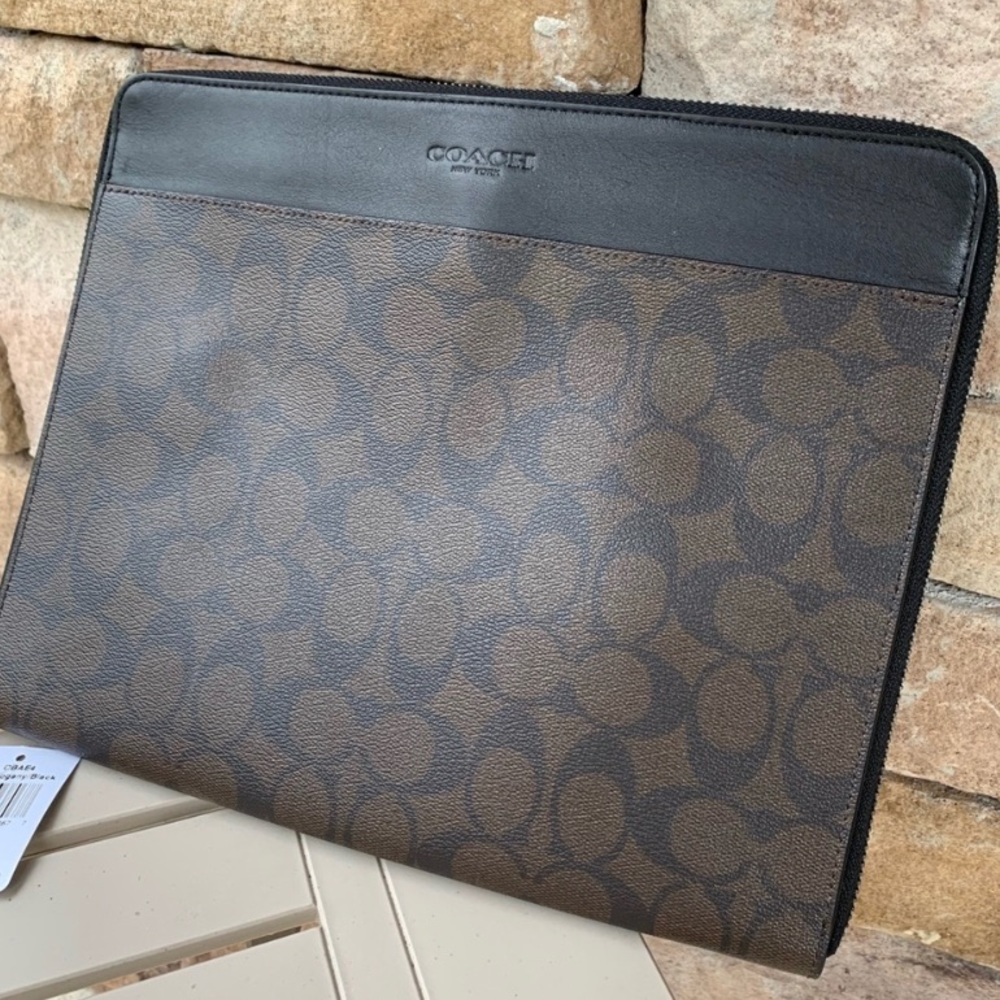 ⛔️SOLD⛔️Authentic Coach signature zip cs/Organizer - Picture 1 of 8